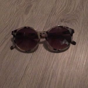 Tortoise shell sun glasses